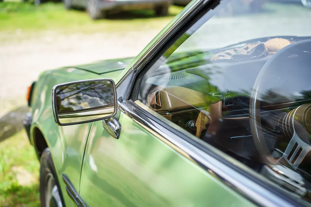 Sachverständiger dokumentiert den Zustand eines Oldtimers bei der Fahrzeugbewertung